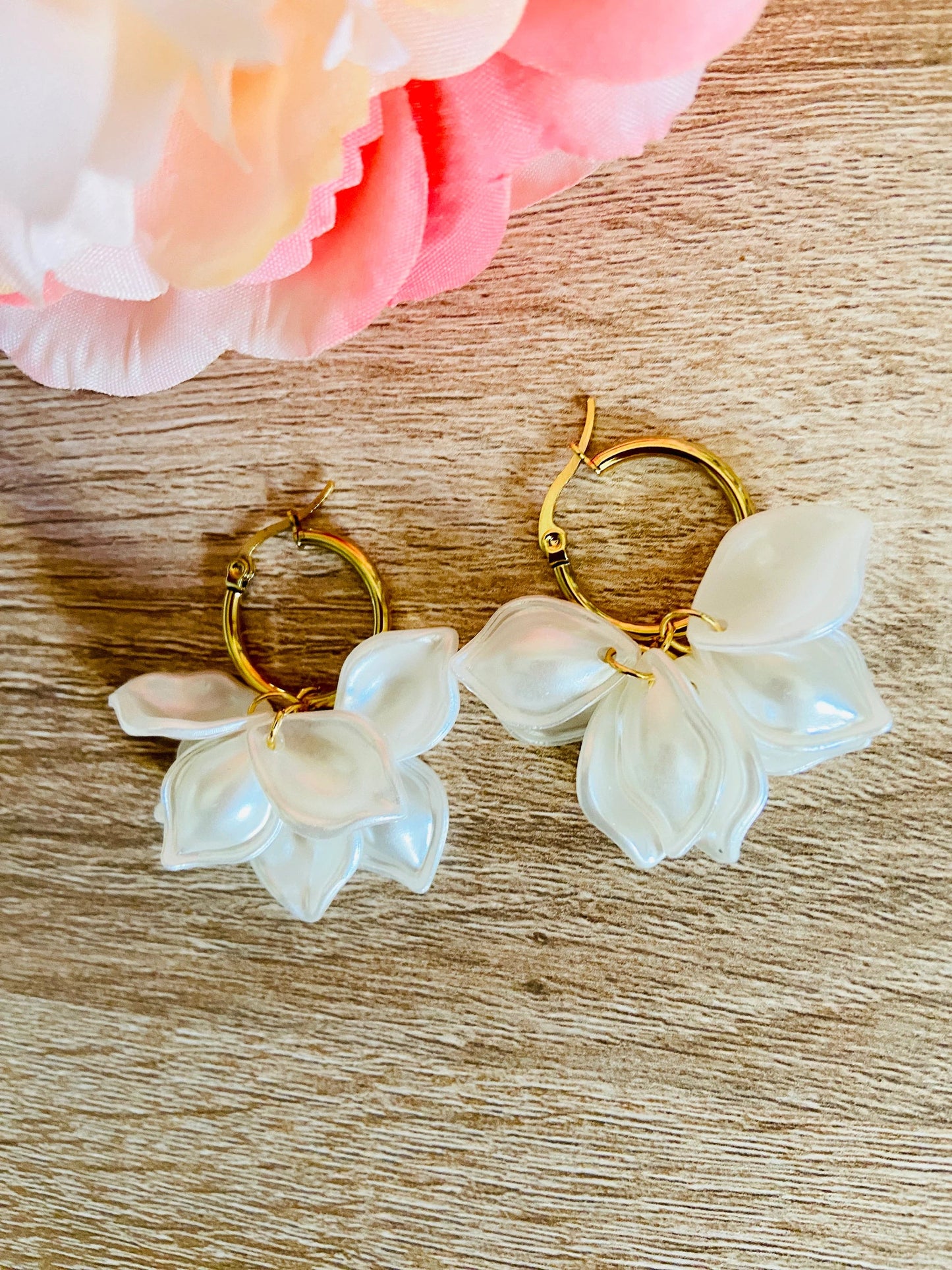 Boucles d’oreilles CAMILIA – créoles à pétales blancs effet nacré - Camilmari Bijoux - Créoles 20 mm dorées + pétales