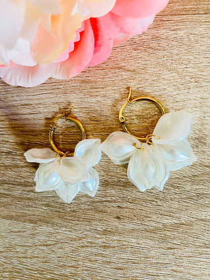 Boucles d’oreilles CAMILIA – créoles à pétales blancs effet nacré - Camilmari Bijoux - Créoles 20 mm dorées + pétales