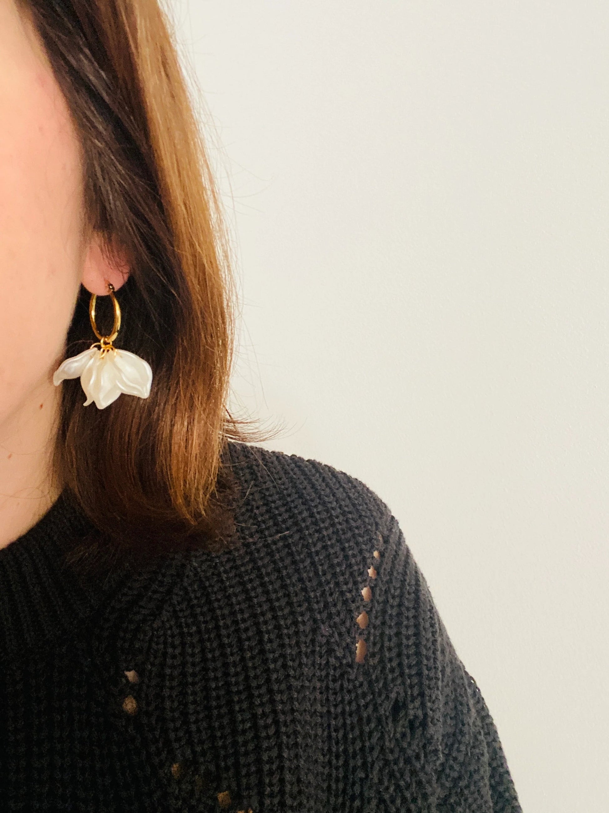 Boucles d’oreilles CAMILIA – créoles à pétales blancs effet nacré - Camilmari Bijoux - Créoles 20 mm dorées + pétales