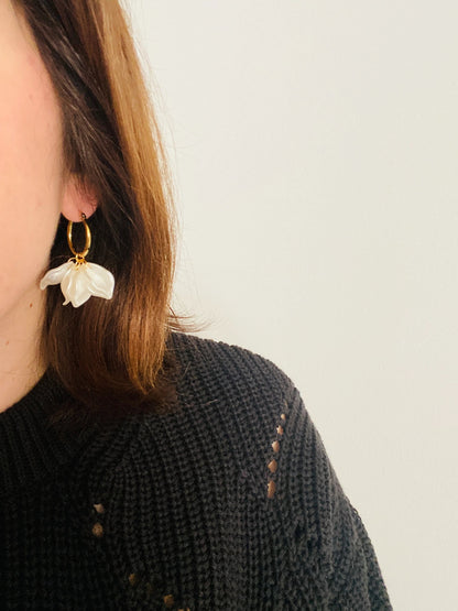Boucles d’oreilles CAMILIA – créoles à pétales blancs effet nacré - Camilmari Bijoux - Créoles 20 mm dorées + pétales