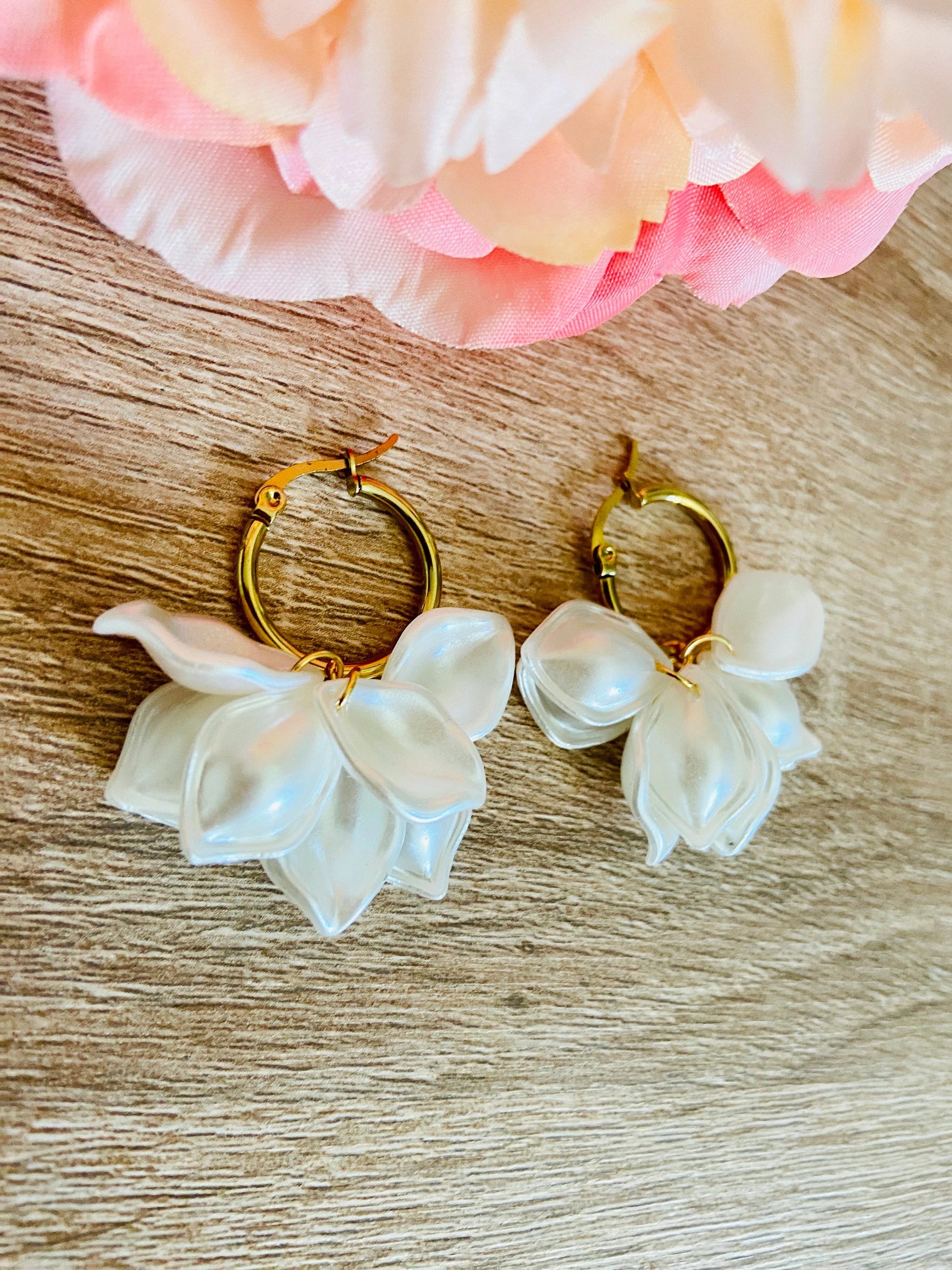 Boucles d’oreilles CAMILIA – créoles à pétales blancs effet nacré - Camilmari Bijoux - Créoles 20 mm dorées + pétales