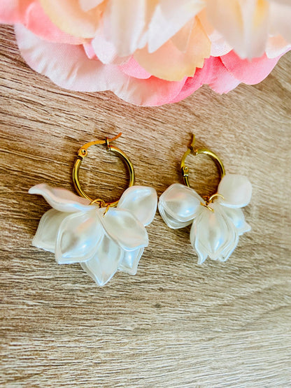 Boucles d’oreilles CAMILIA – créoles à pétales blancs effet nacré - Camilmari Bijoux - Créoles 20 mm dorées + pétales