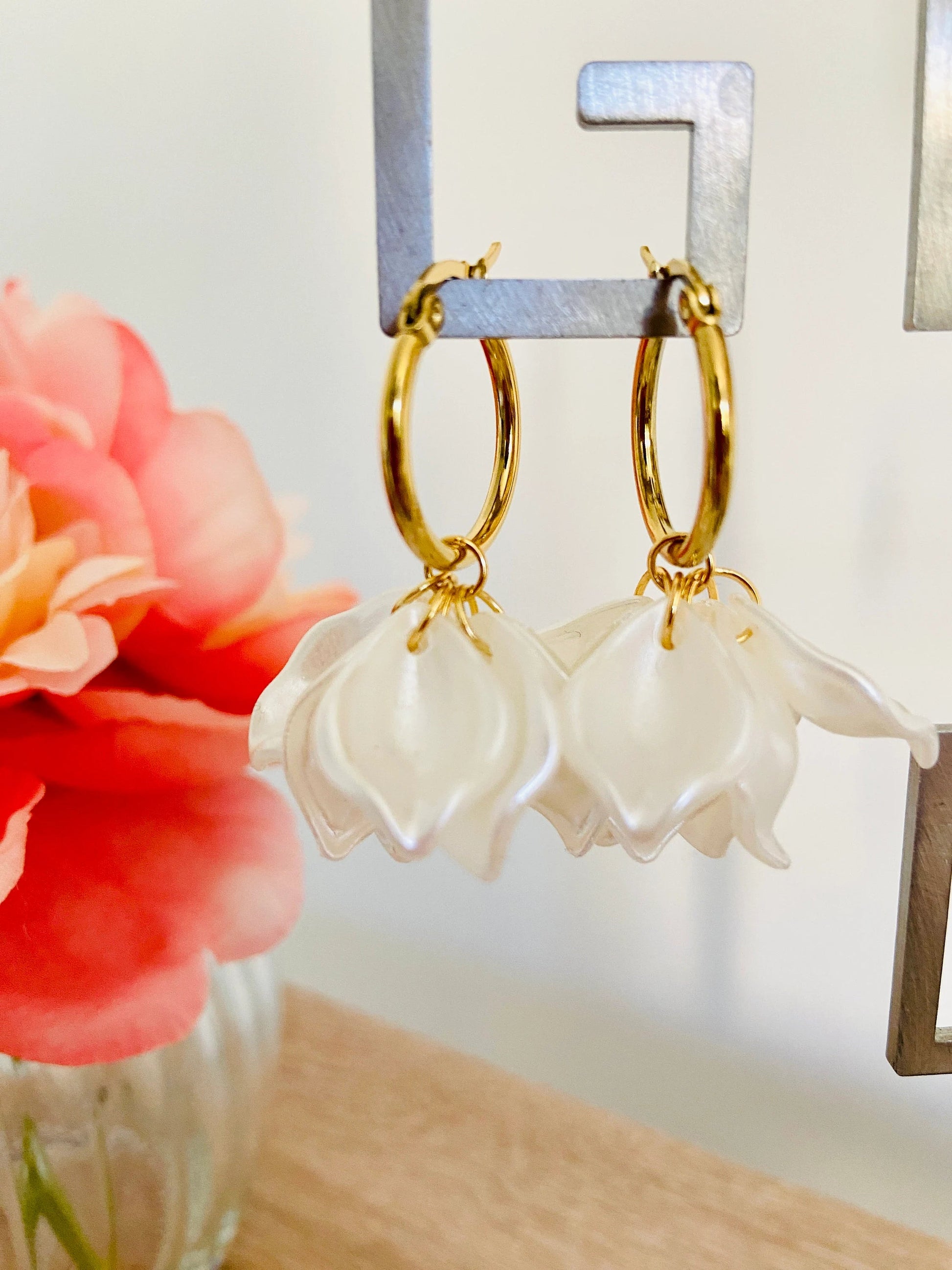 Boucles d’oreilles CAMILIA – créoles à pétales blancs effet nacré - Camilmari Bijoux - Créoles 20 mm dorées + pétales