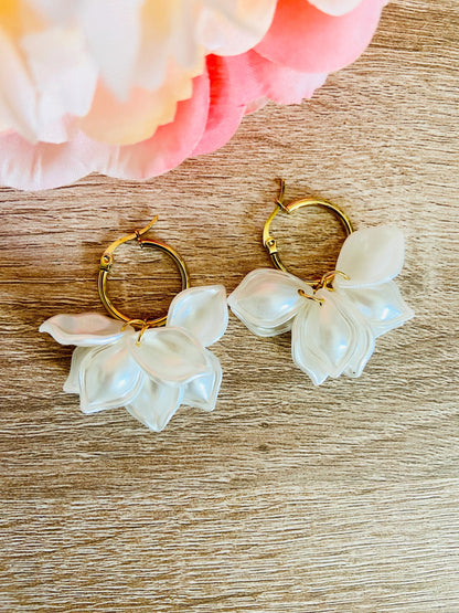Boucles d’oreilles CAMILIA – créoles à pétales blancs effet nacré - Camilmari Bijoux - Créoles 20 mm dorées + pétales