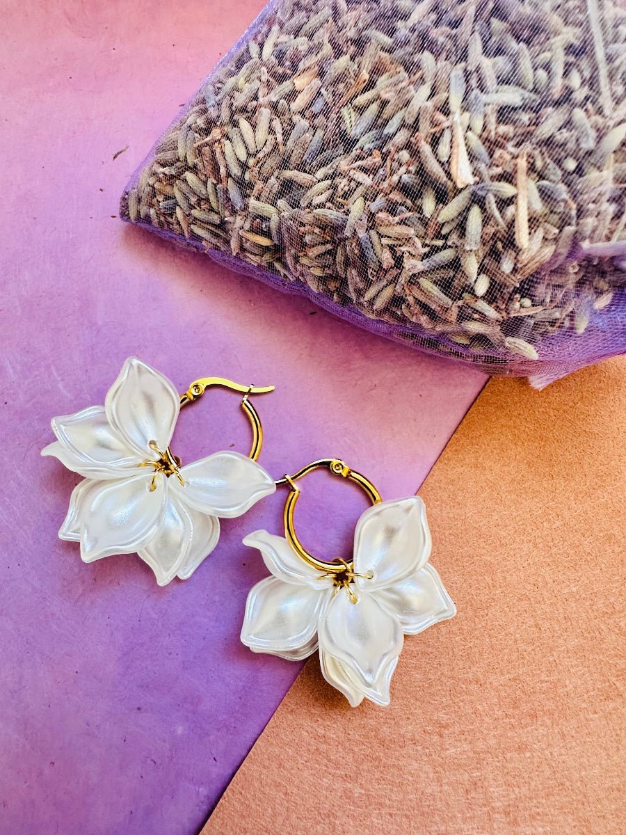 Boucles d’oreilles CAMILIA – créoles à pétales blancs effet nacré - Camilmari Bijoux - Créoles 20 mm dorées + pétales