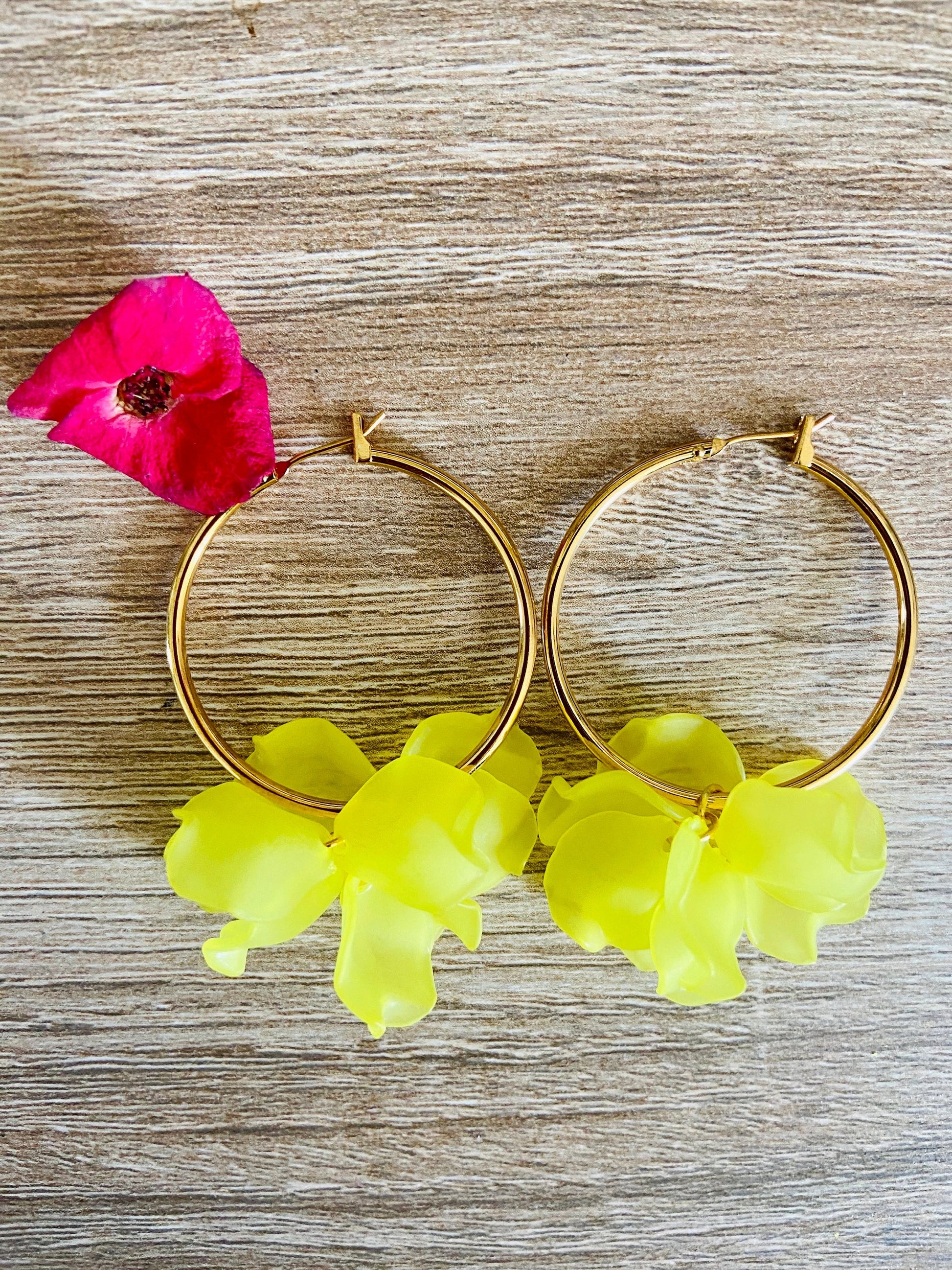 Boucles d'oreilles CAMILLE 35 MM - Camilmari Bijoux - Créoles dorées 35 mm + pétales