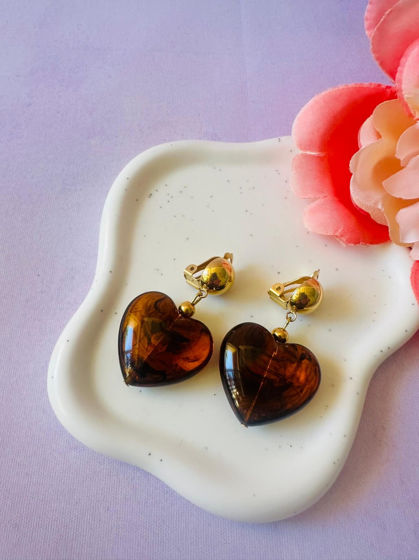 Boucles d'oreilles clips cœurs LOVA - Camilmari Bijoux - Brun ambré marbré