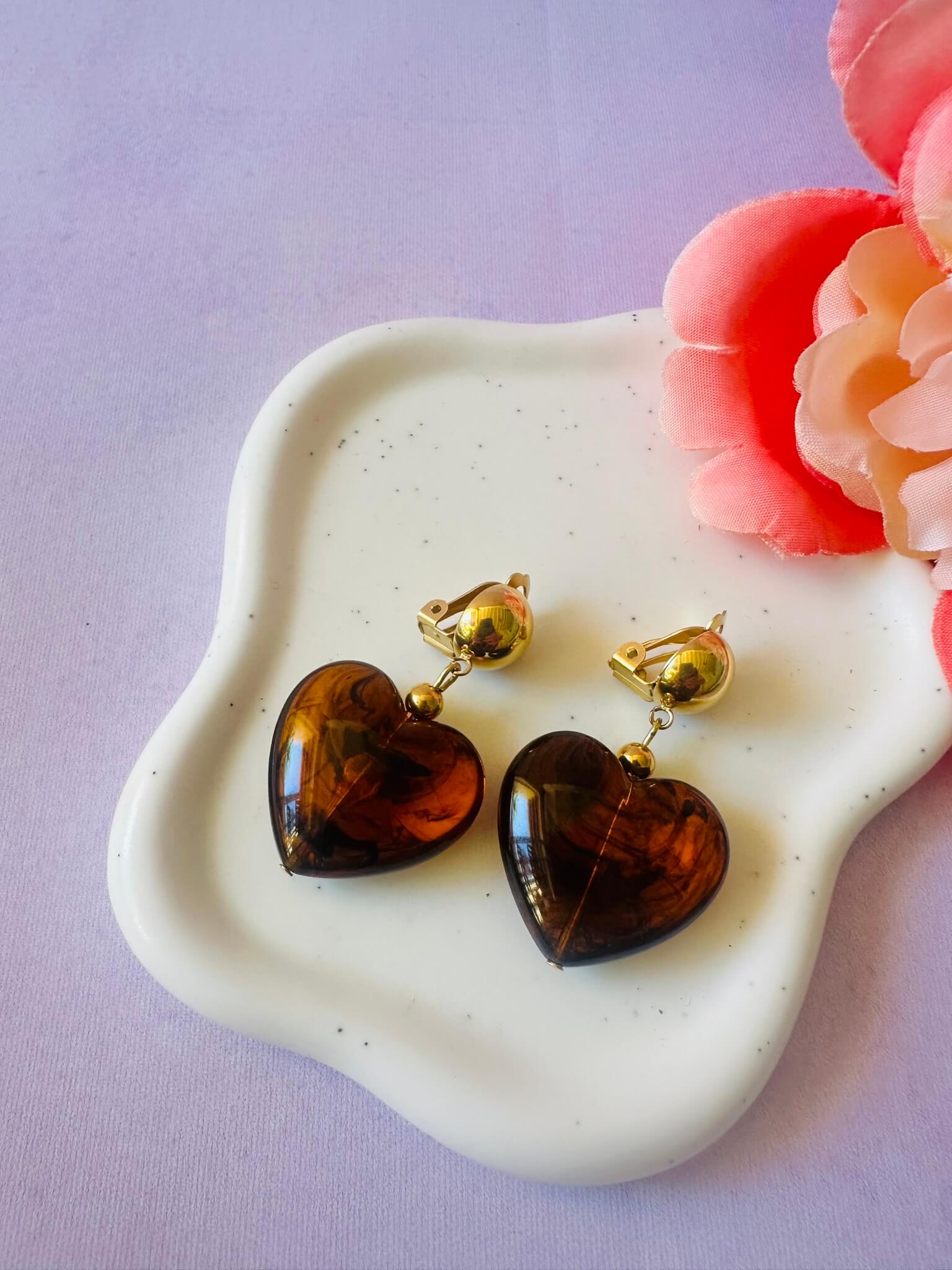 Boucles d'oreilles clips cœurs LOVA - Camilmari Bijoux - Brun ambré marbré