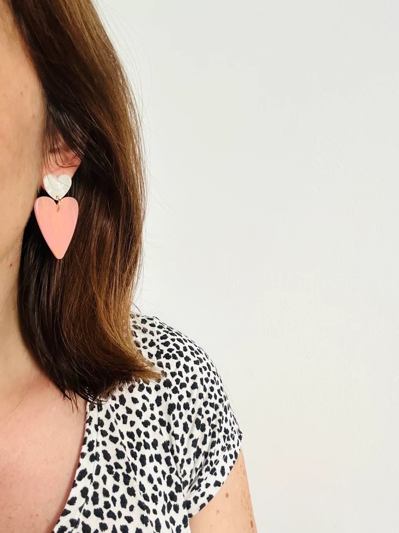 Boucles d’oreilles coeurs LOVEA - Camilmari Bijoux - Blanc nacré et rose pailleté