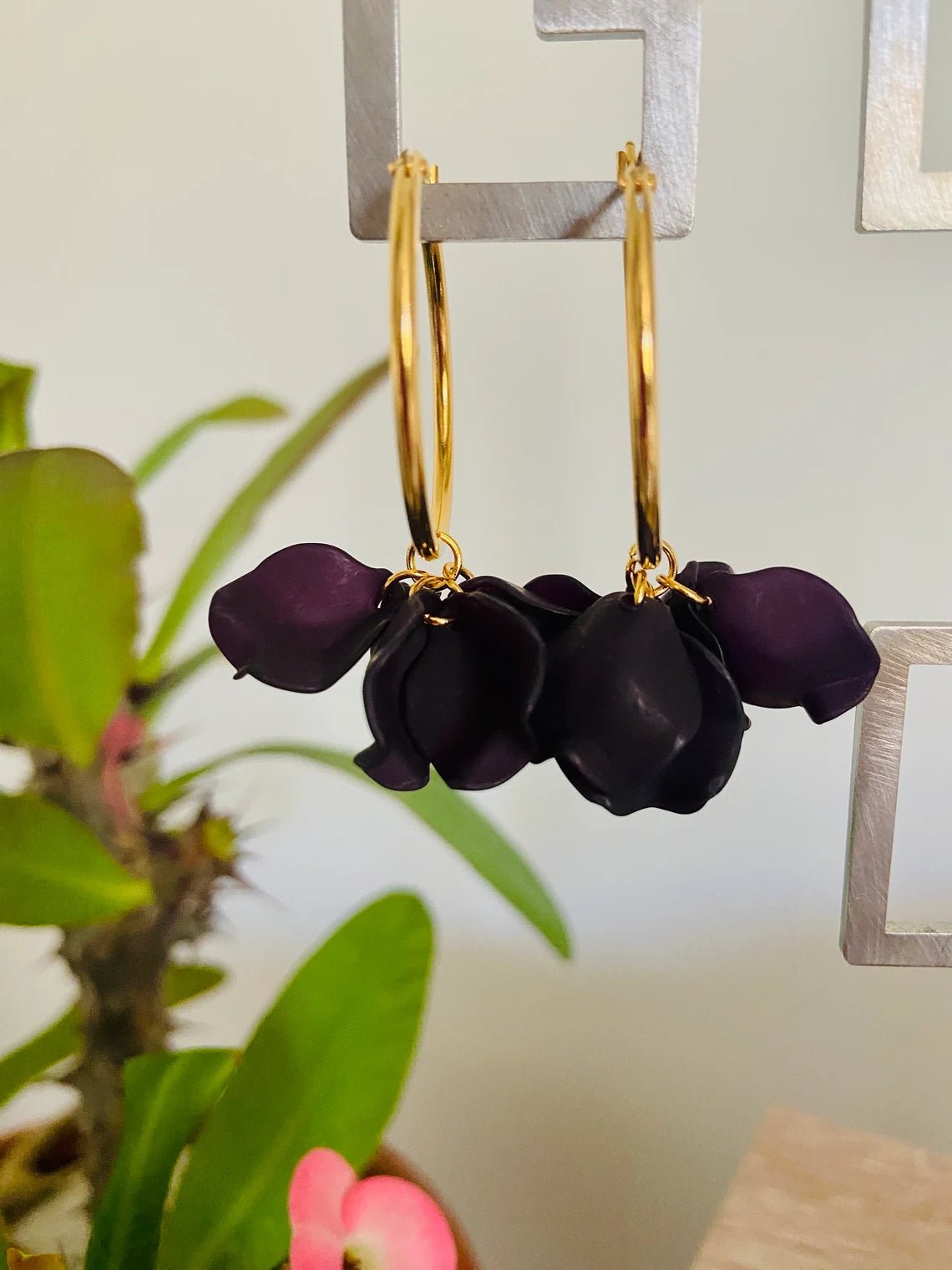 Boucles d’oreilles créoles CAMILLE 30 mm à pétales de fleurs colorées fait main - Camilmari Bijoux - Créoles dorées + pétales