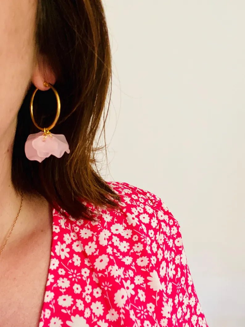 Boucles d’oreilles créoles CAMILLE 30 mm à pétales de fleurs colorées fait main - Camilmari Bijoux - Créoles dorées + pétales