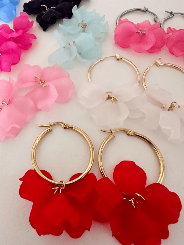 Boucles d’oreilles créoles CAMILLE 30 mm à pétales de fleurs colorées fait main - Camilmari Bijoux - Créoles dorées + pétales