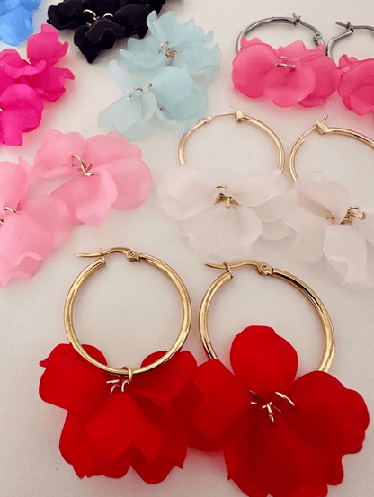 Boucles d’oreilles créoles CAMILLE 30 mm à pétales de fleurs colorées fait main - Camilmari Bijoux - Créoles dorées + pétales