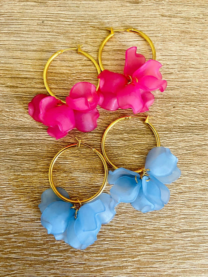 Boucles d’oreilles créoles CAMILLE 30 mm à pétales de fleurs colorées fait main - Camilmari Bijoux - Créoles dorées + pétales