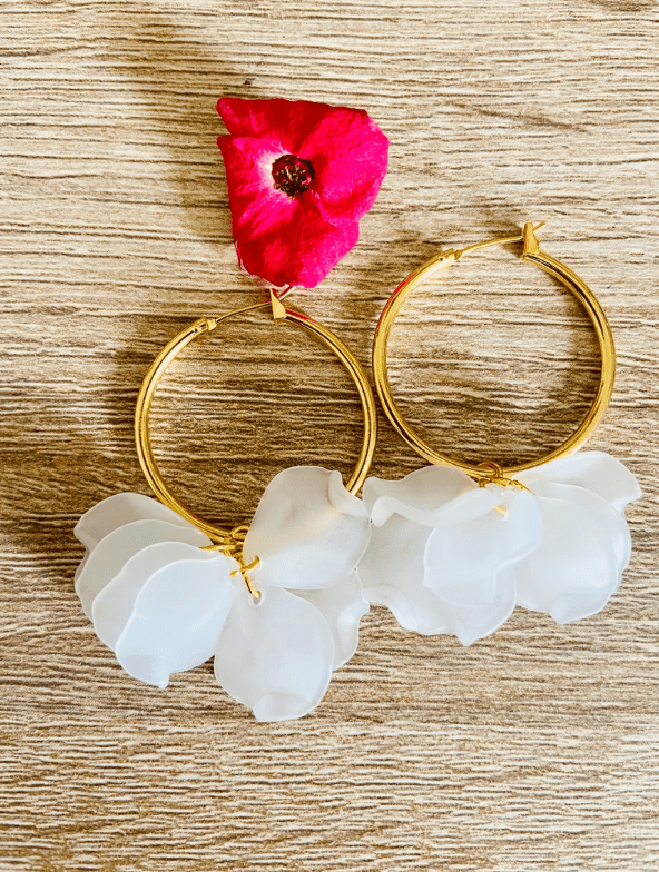 Boucles d’oreilles créoles CAMILLE 30 mm à pétales de fleurs colorées fait main - Camilmari Bijoux - Créoles dorées + pétales