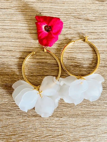 Boucles d’oreilles créoles CAMILLE 30 mm à pétales de fleurs colorées fait main - Camilmari Bijoux - Créoles dorées + pétales