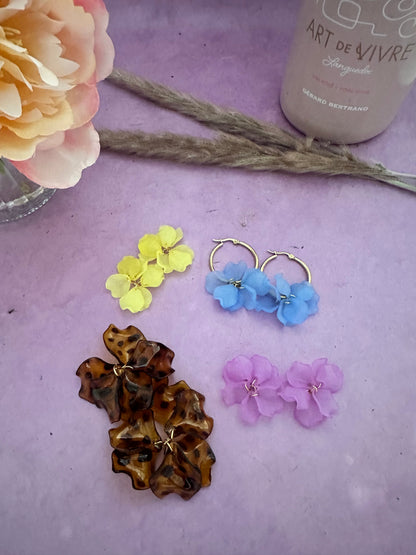 Boucles d’oreilles créoles CAMILLE 30 mm à pétales de fleurs colorées fait main - Camilmari Bijoux - Créoles dorées + pétales