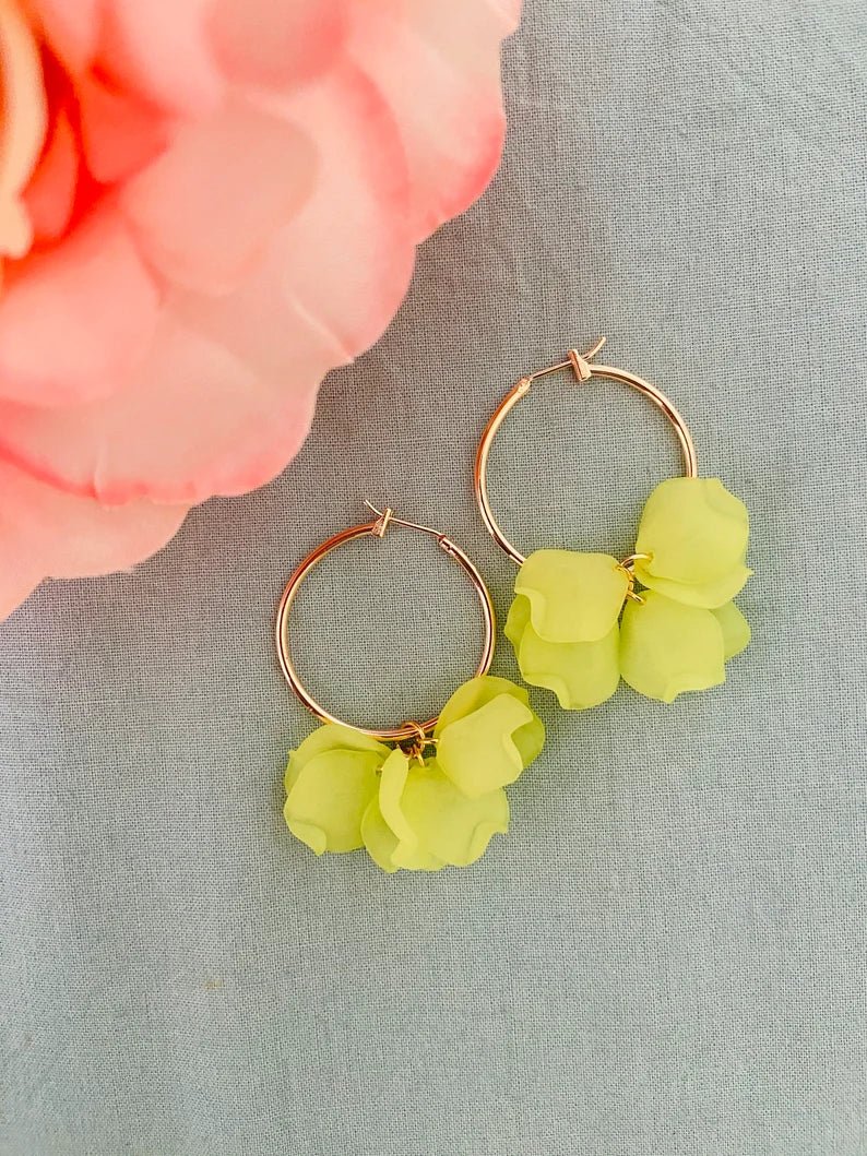 Boucles d’oreilles créoles CAMILLE 30 mm à pétales de fleurs colorées fait main - Camilmari Bijoux - Créoles dorées + pétales