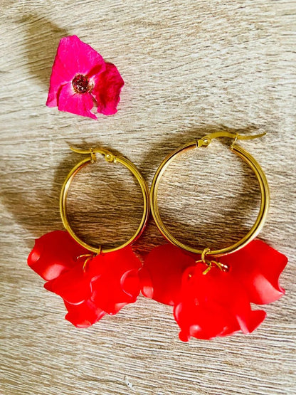 Boucles d’oreilles créoles CAMILLE 30 mm à pétales de fleurs colorées fait main - Camilmari Bijoux - Créoles dorées + pétales