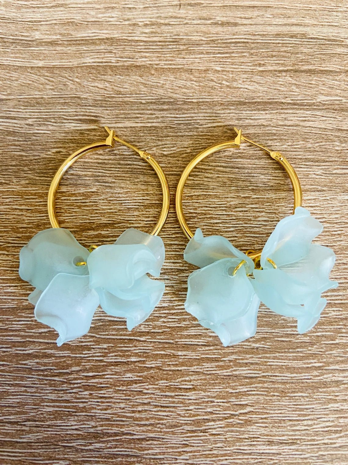 Boucles d’oreilles créoles CAMILLE 30 mm à pétales de fleurs colorées fait main - Camilmari Bijoux - Créoles dorées + pétales