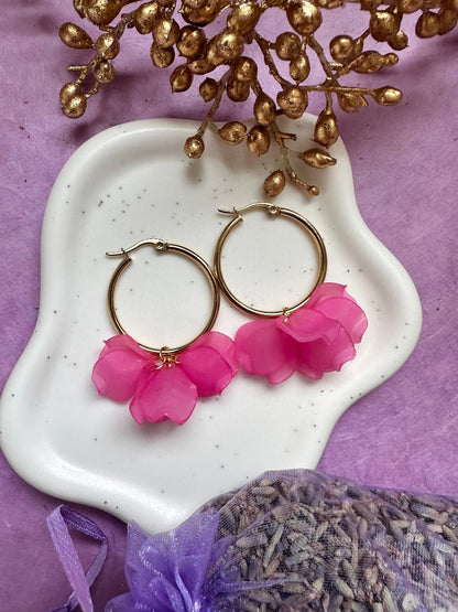 Boucles d’oreilles créoles CAMILLE 30 mm à pétales de fleurs colorées fait main - Camilmari Bijoux - Créoles dorées + pétales