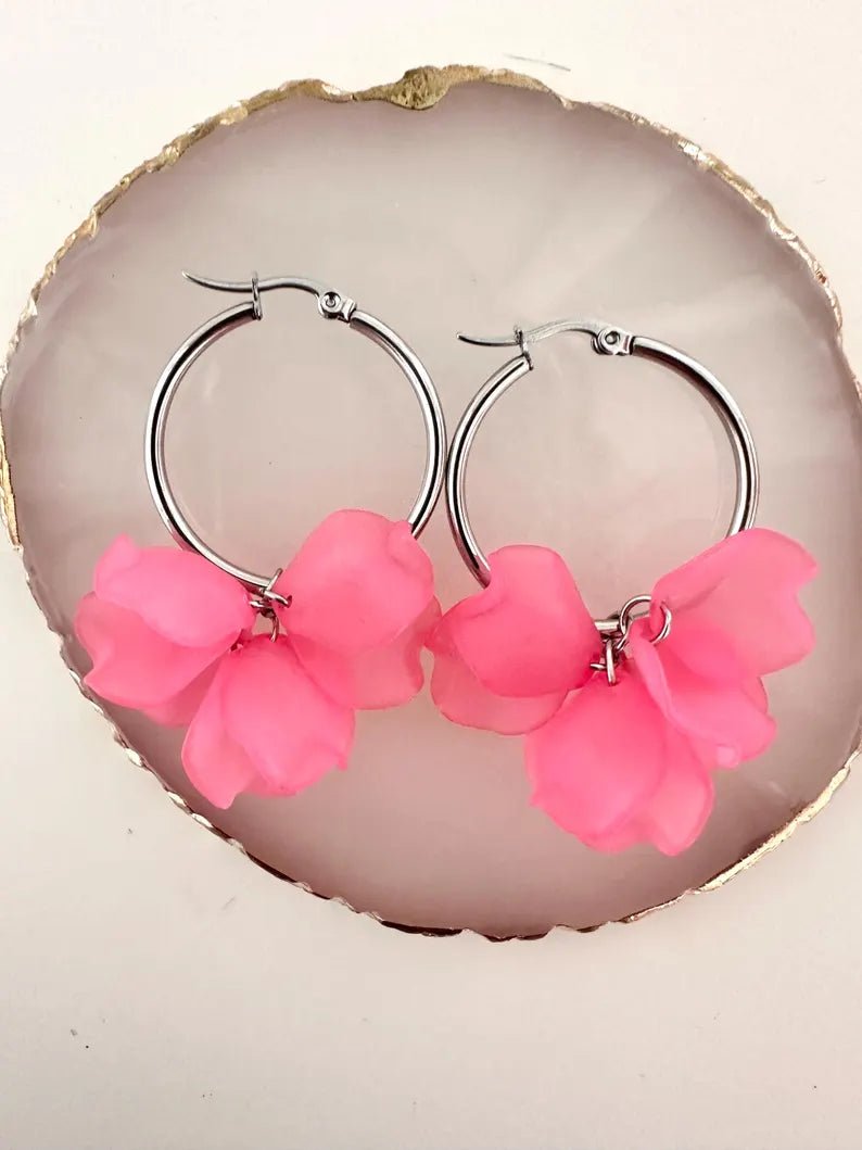Boucles d’oreilles créoles CAMILLE 30 mm à pétales de fleurs colorées fait main - Camilmari Bijoux - Créoles dorées + pétales