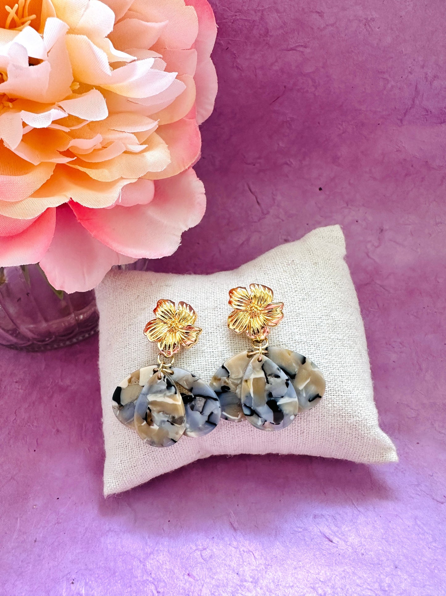 Boucles d’oreilles fantaisie et raffinées GLORIA – faites main - Camilmari Bijoux - Écaille beige gris