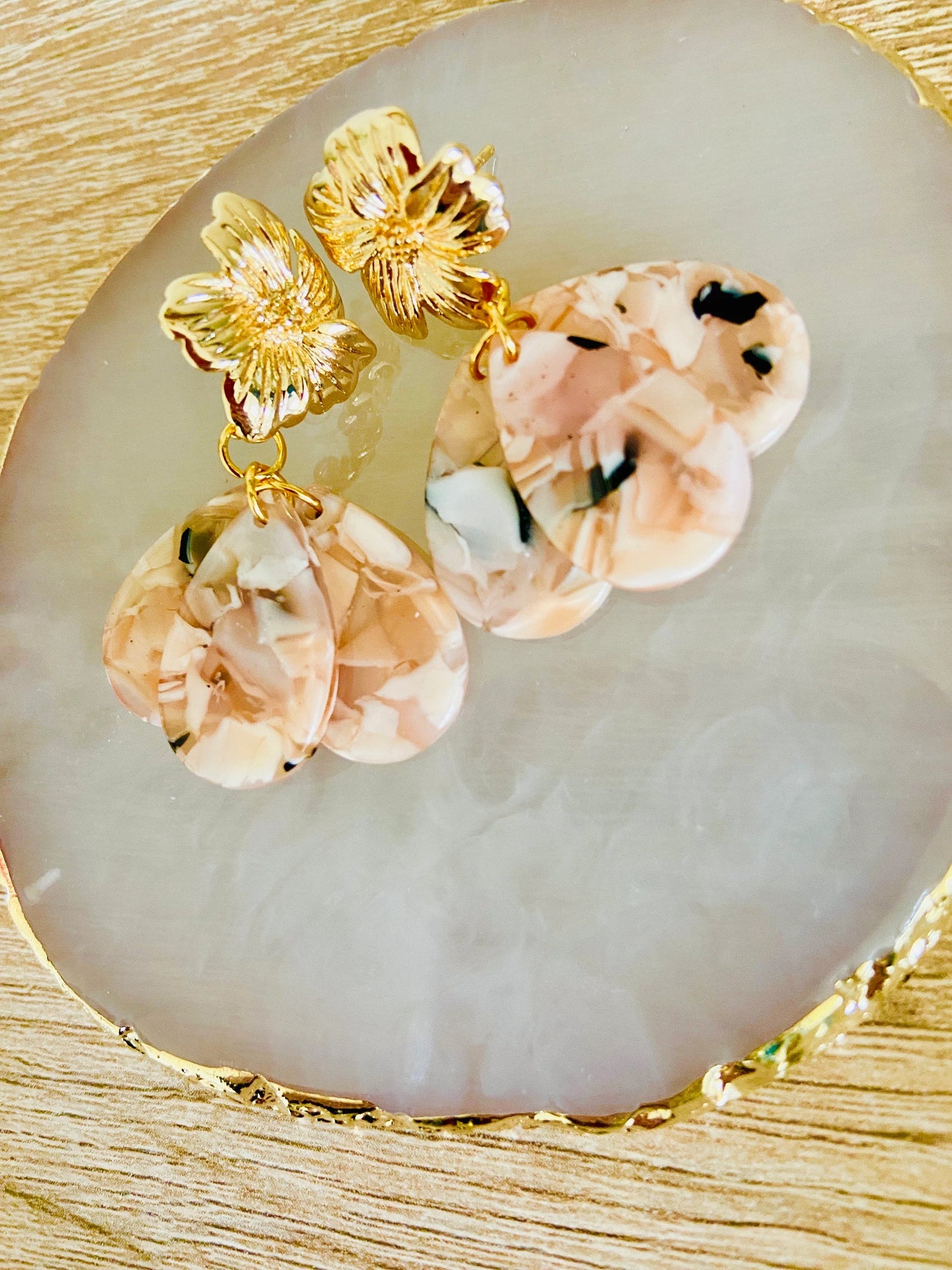 Boucles d’oreilles fantaisie et raffinées GLORIA – faites main - Camilmari Bijoux - Ecaille rose pâle