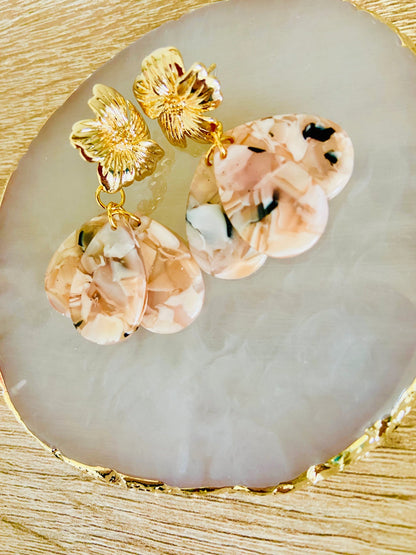 Boucles d’oreilles fantaisie et raffinées GLORIA – faites main - Camilmari Bijoux - Ecaille rose pâle