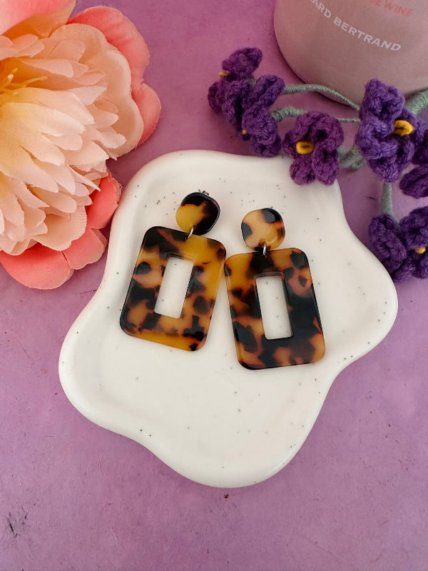 Boucles d’oreilles fantaisie MÉLINA – Boucles pendantes vintage faites main - Camilmari Bijoux - Ecaille léopard marron