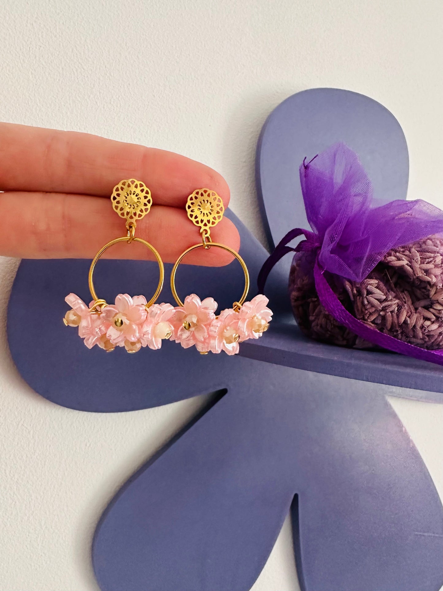 Boucles d’oreilles fleuries nacrées SAKURA - Camilmari Bijoux - Boucles d’oreilles fleuries cercle