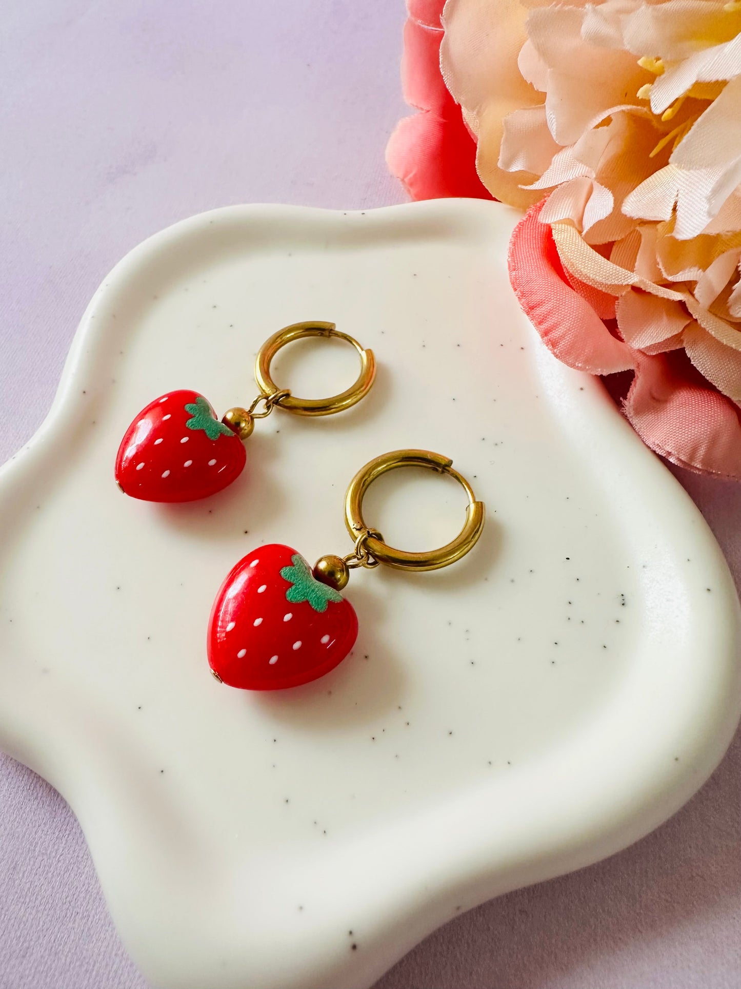 Boucles d'oreilles fraises FRUITY - Camilmari Bijoux - Créoles dorées + une paire de pendentifs coeurs