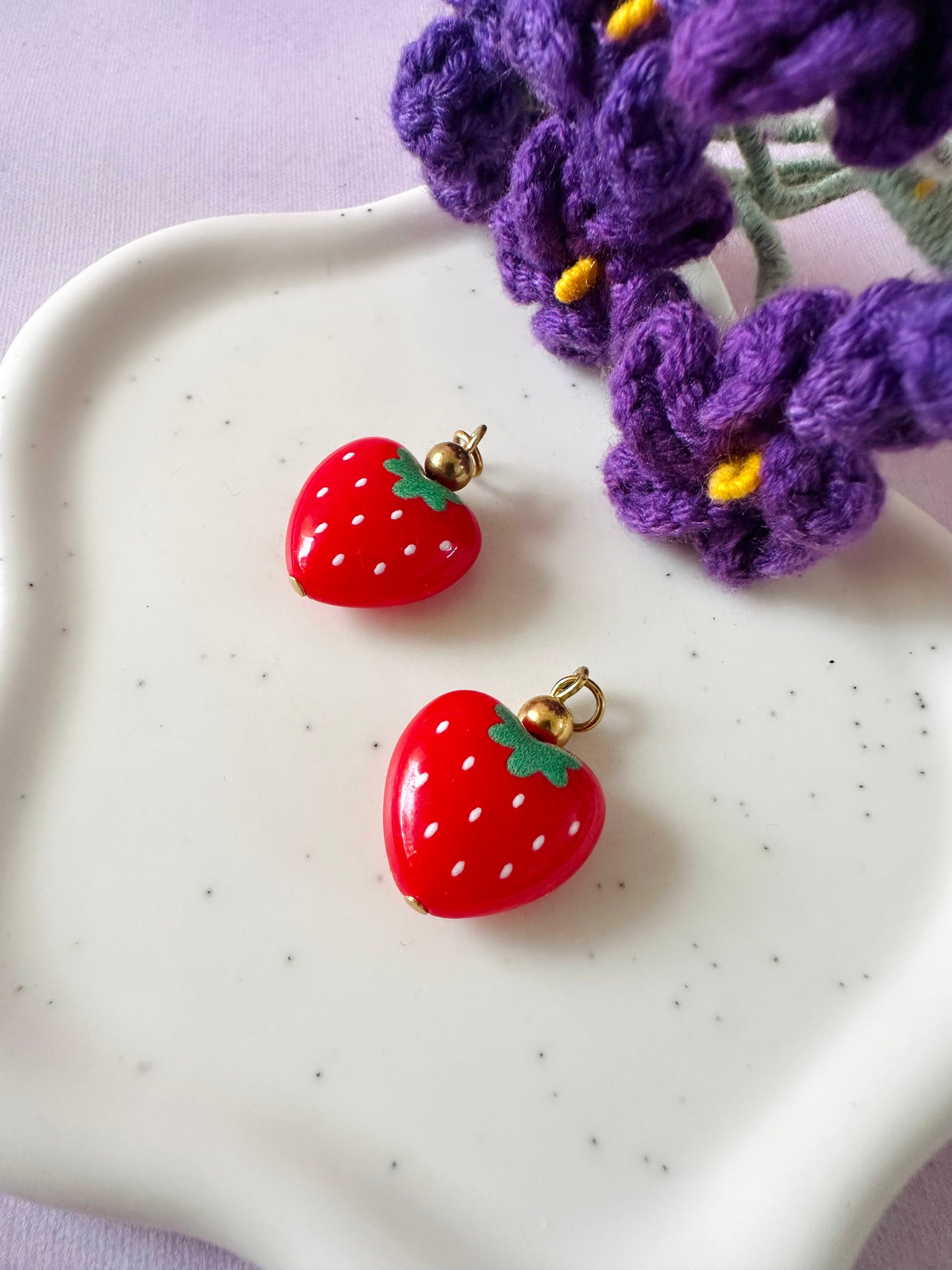Boucles d'oreilles fraises FRUITY - Camilmari Bijoux - Une paire de pendentifs coeurs