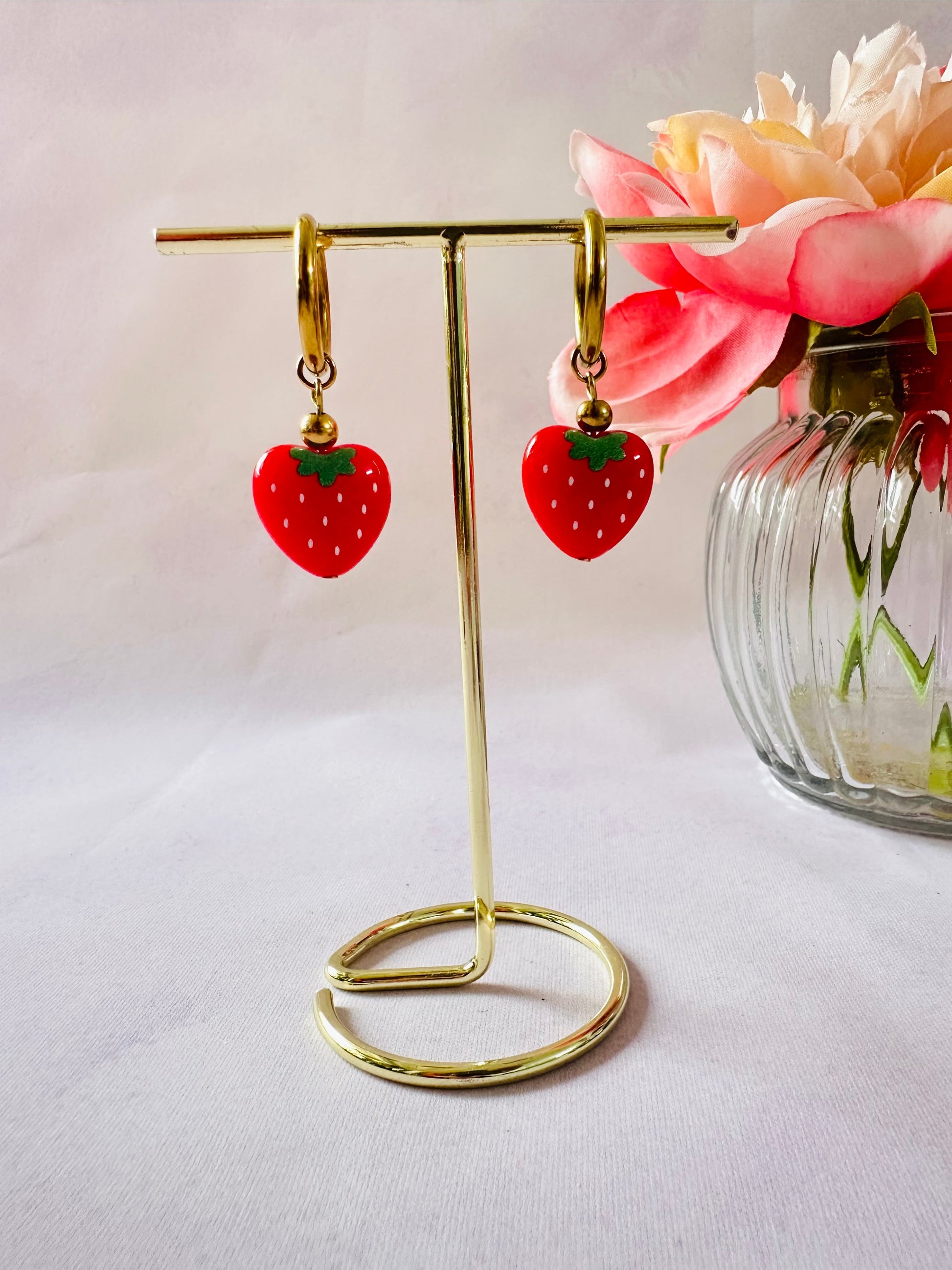 Boucles d'oreilles fraises FRUITY - Camilmari Bijoux - Une paire de pendentifs coeurs