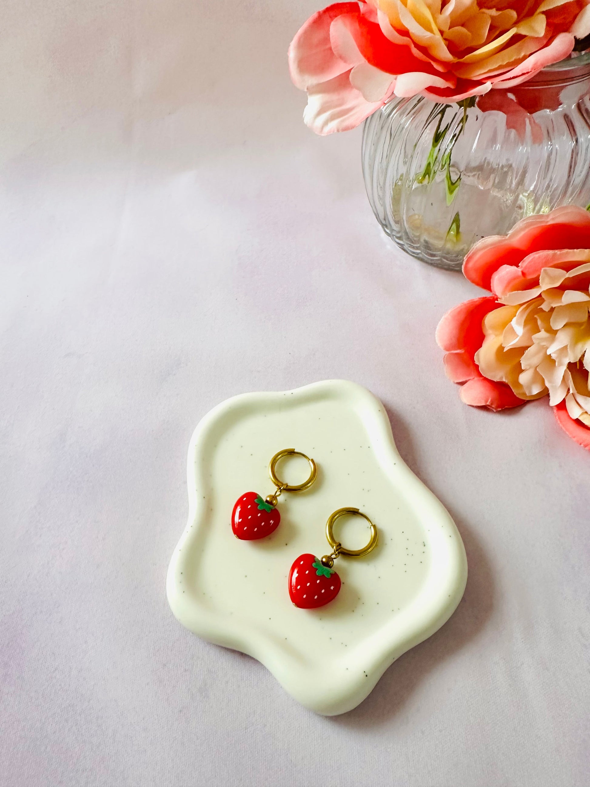 Boucles d'oreilles fraises FRUITY - Camilmari Bijoux - Une paire de pendentifs coeurs