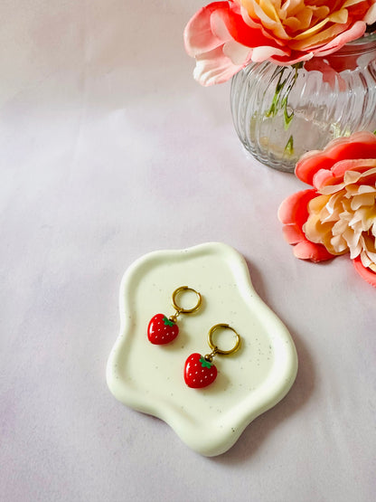 Boucles d'oreilles fraises FRUITY - Camilmari Bijoux - Une paire de pendentifs coeurs