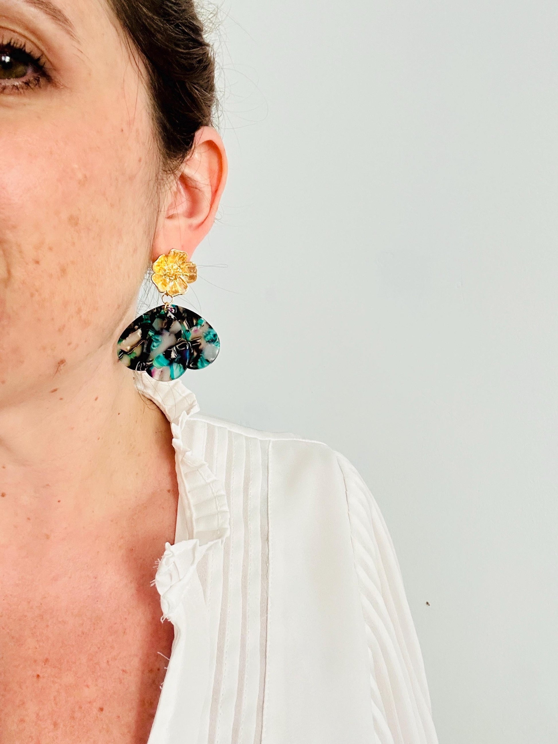 Boucles d’oreilles GLORIA MAXI - volumineuses, féminines et faites main - Camilmari Bijoux - Clou tige floral doré