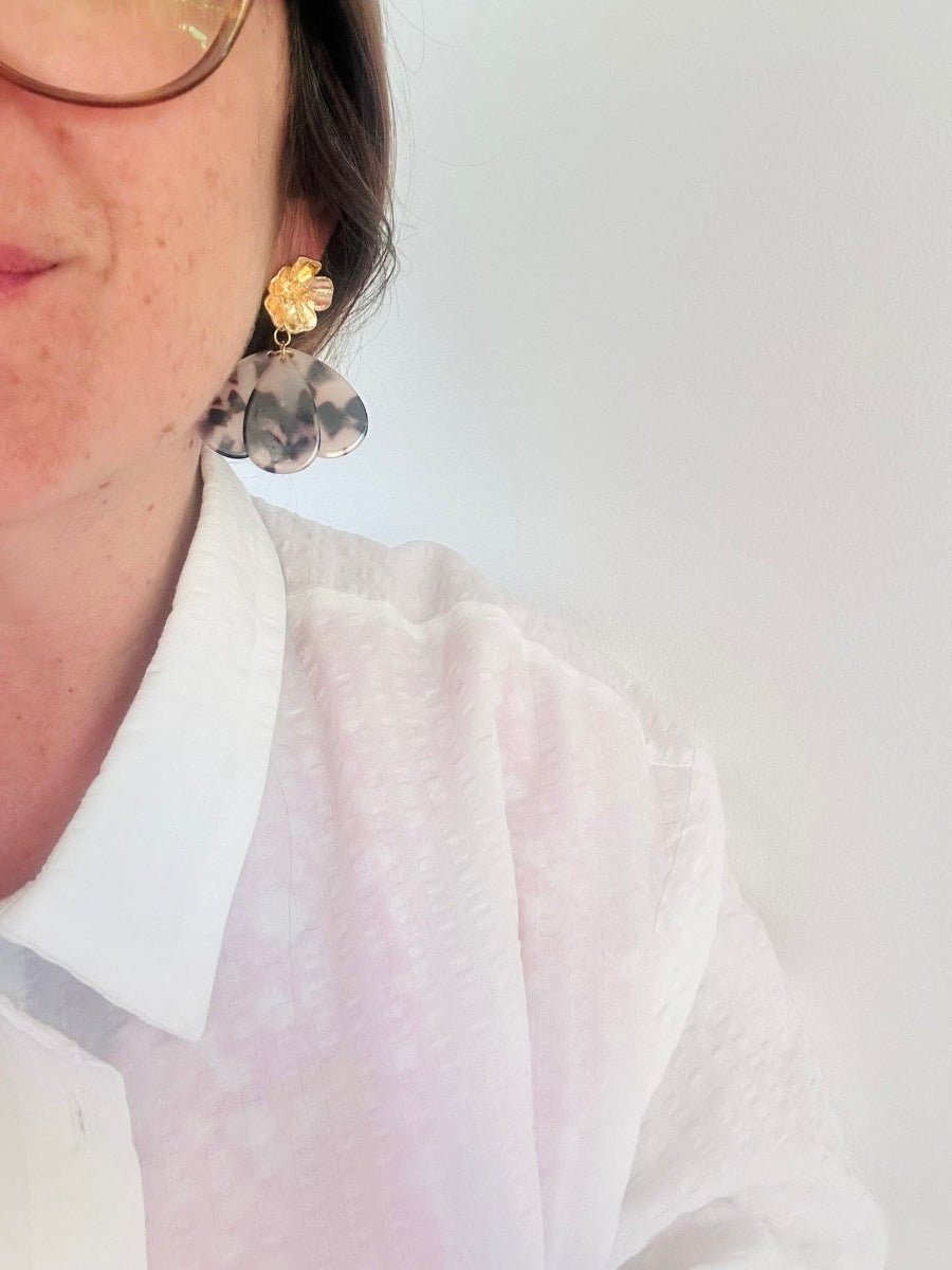 Boucles d’oreilles GLORIA MAXI - volumineuses, féminines et faites main - Camilmari Bijoux - Clou tige floral doré