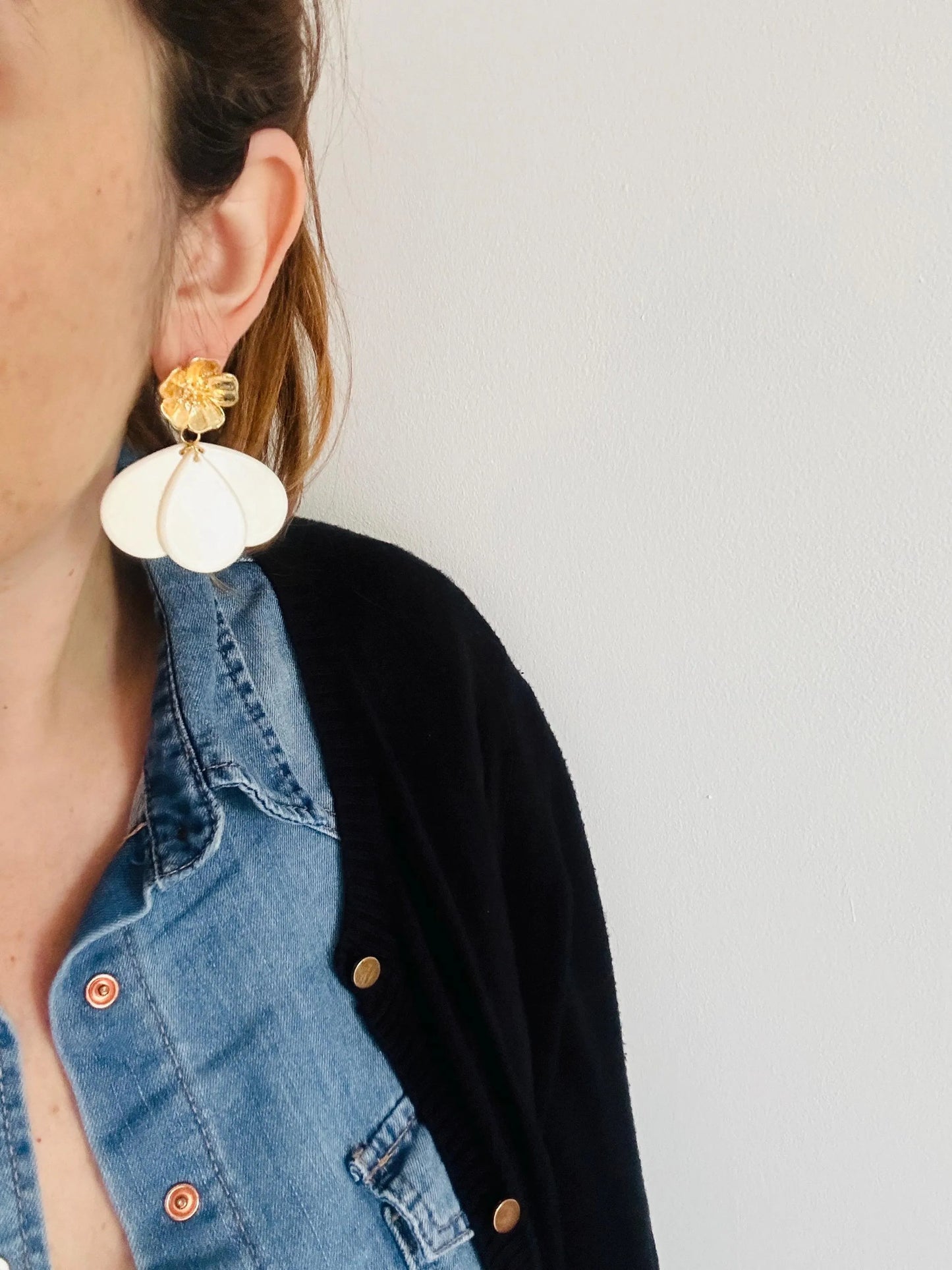 Boucles d’oreilles GLORIA MAXI - volumineuses, féminines et faites main - Camilmari Bijoux - Clou tige floral doré