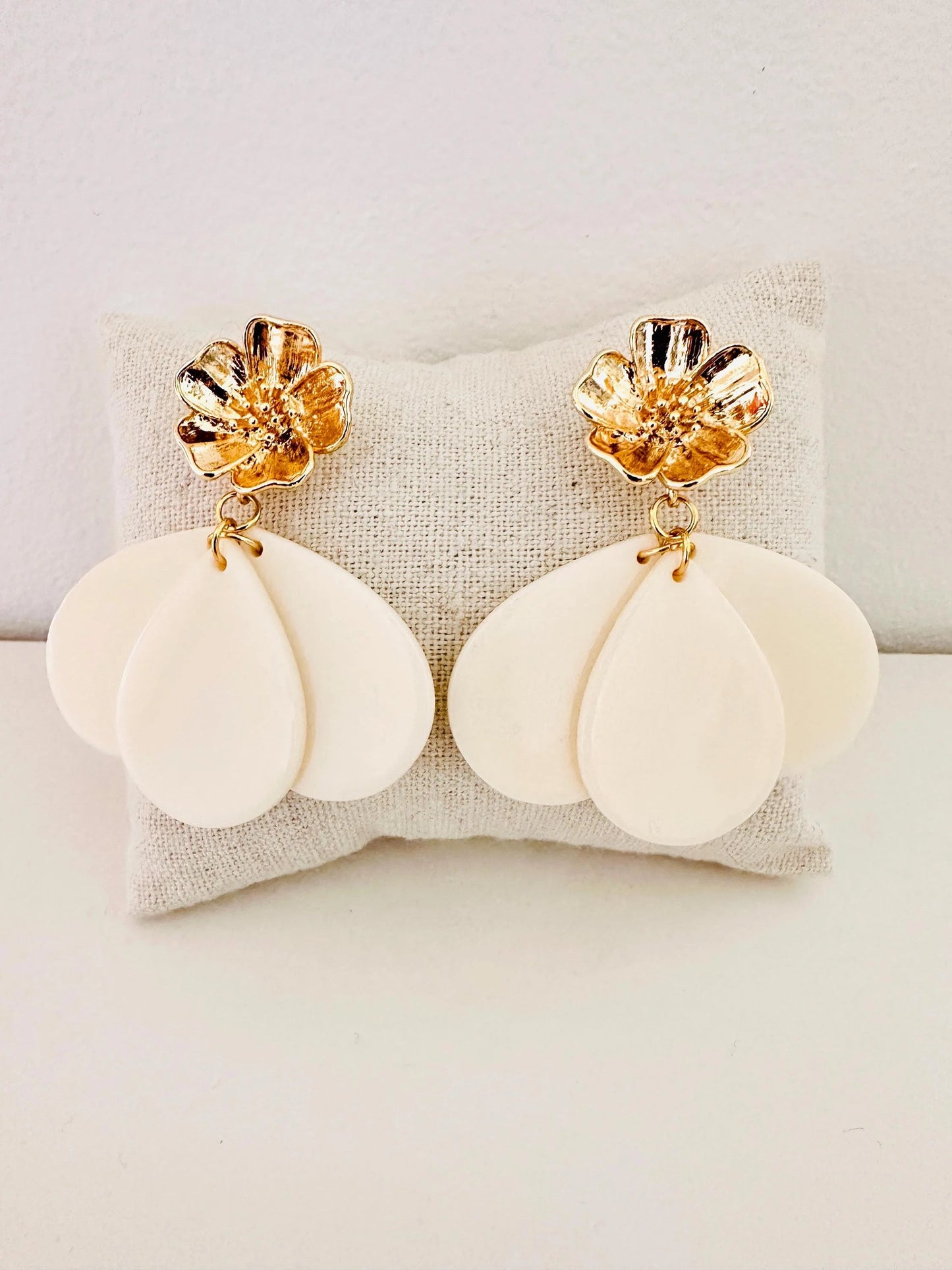 Boucles d’oreilles GLORIA MAXI - volumineuses, féminines et faites main - Camilmari Bijoux - Clou tige floral doré