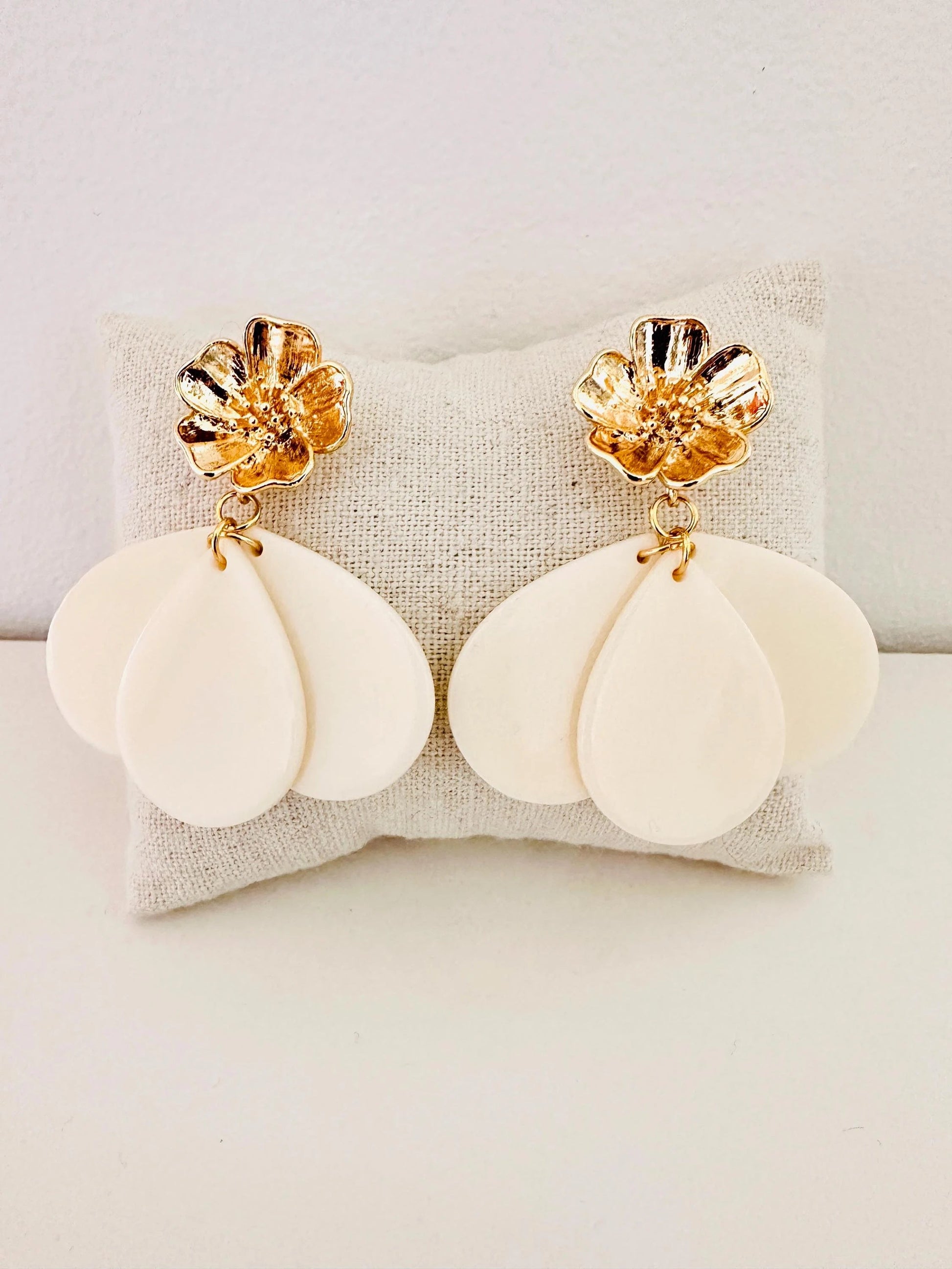 Boucles d’oreilles GLORIA MAXI - volumineuses, féminines et faites main - Camilmari Bijoux - Clou tige floral doré