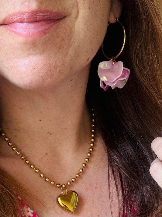 Boucles d'oreilles grands pétales nacrés MELIA - Camilmari Bijoux - Créoles dorées 35 mm + pétales