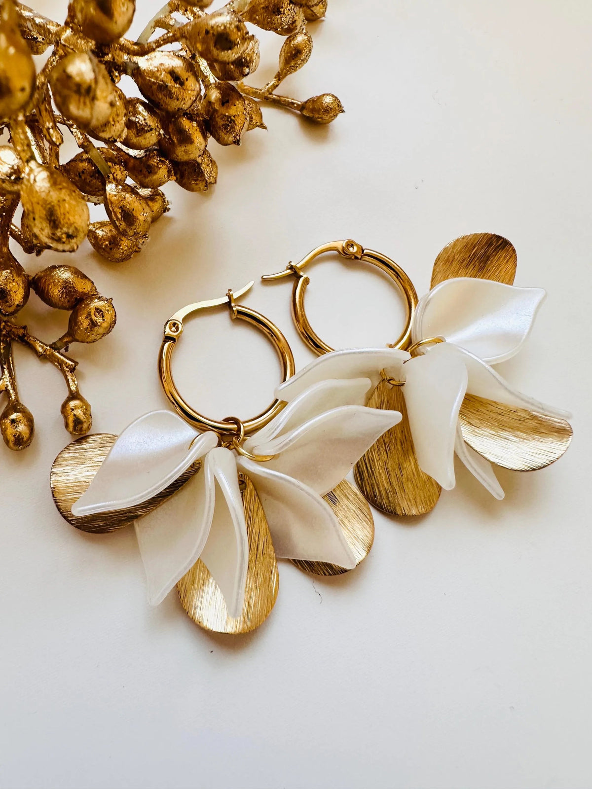 Boucles d’oreilles JOY – Créoles fleurs blanches et dorées fait main - Camilmari Bijoux - Créoles 20 mm + pétales