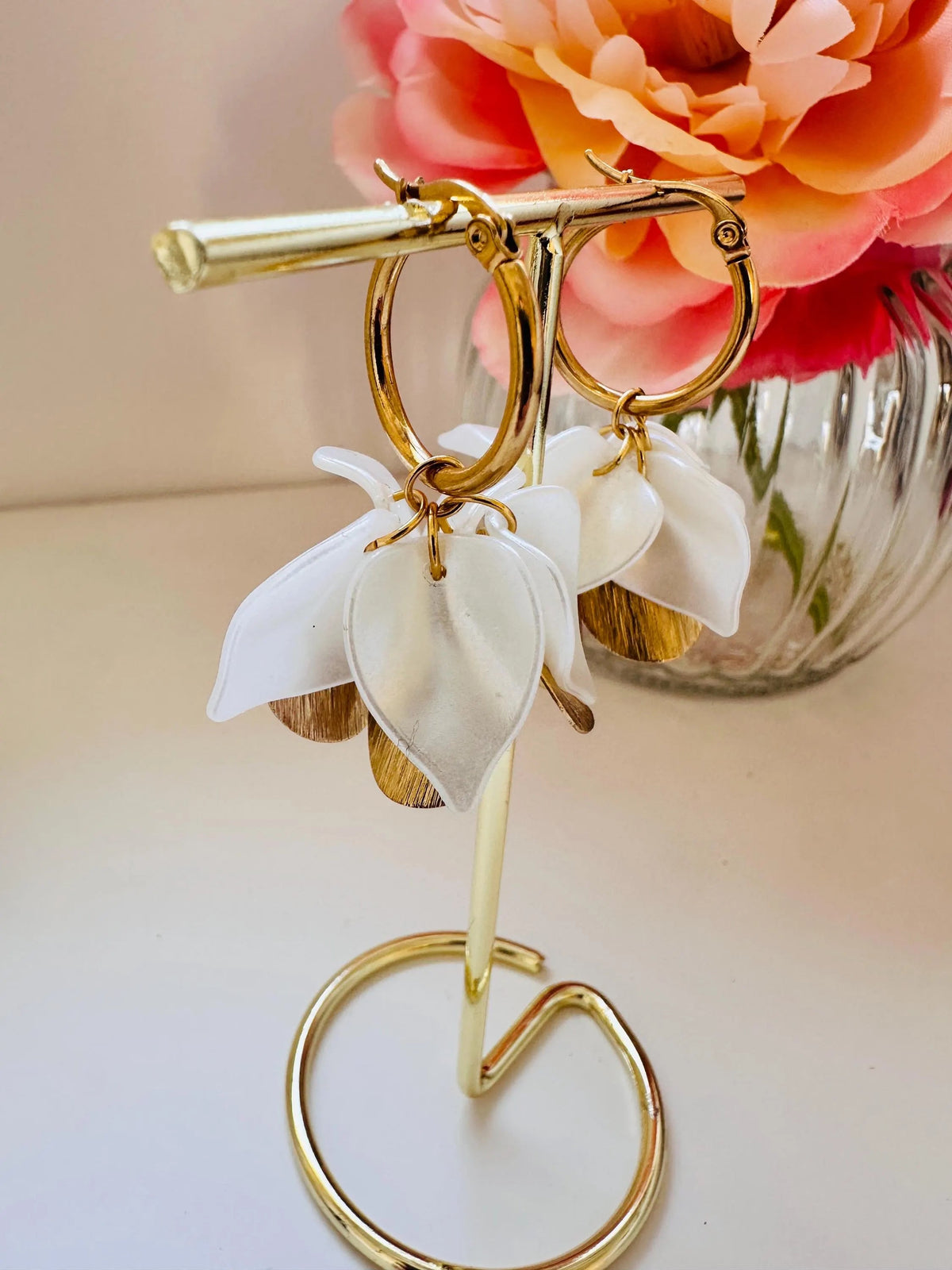 Boucles d’oreilles JOY – Créoles fleurs blanches et dorées fait main - Camilmari Bijoux - Créoles 20 mm + pétales