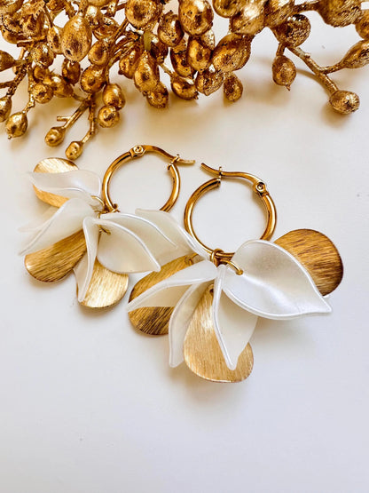 Boucles d’oreilles JOY – Créoles fleurs blanches et dorées fait main - Camilmari Bijoux - Créoles 20 mm + pétales