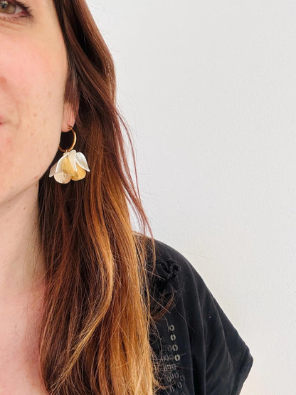 Boucles d’oreilles JOY – Créoles fleurs blanches et dorées fait main - Camilmari Bijoux - Créoles 20 mm + pétales