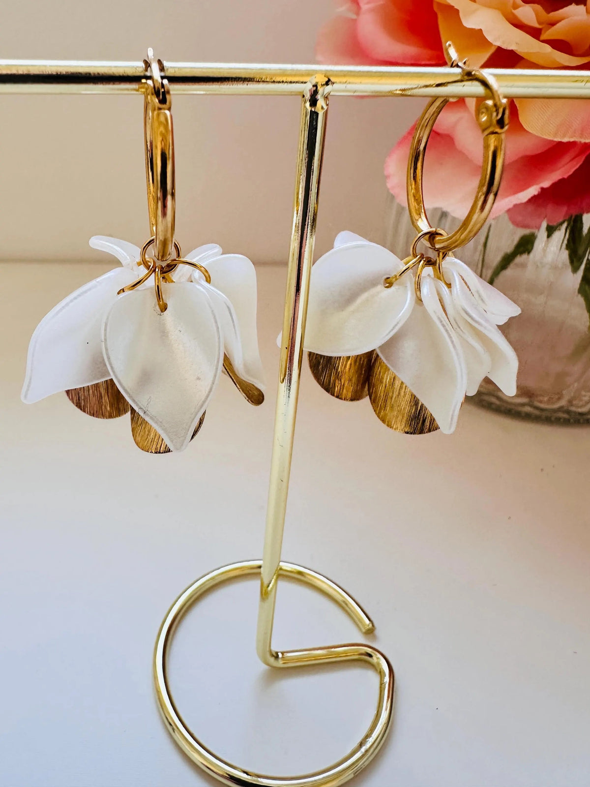 Boucles d’oreilles JOY – Créoles fleurs blanches et dorées fait main - Camilmari Bijoux - Créoles 20 mm + pétales
