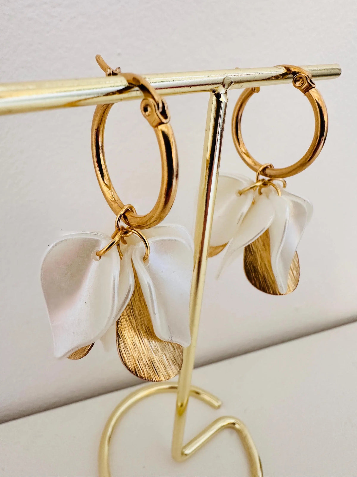 Boucles d’oreilles JOY – Créoles fleurs blanches et dorées fait main - Camilmari Bijoux - Créoles 20 mm + pétales