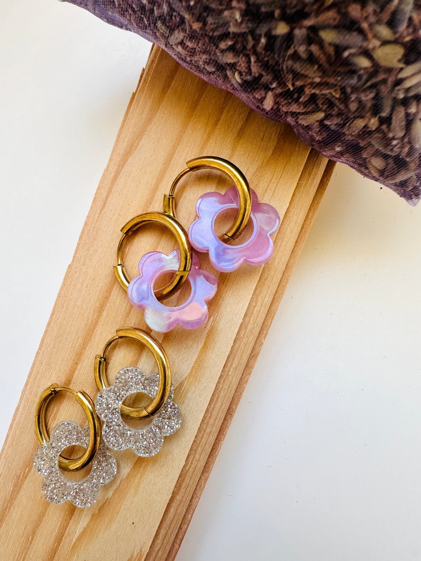 Boucles d’oreilles LAURETTE – Créoles fleurs interchangeables et personnalisables - Camilmari Bijoux - Créoles dorées avec une paire de pampilles fleurs