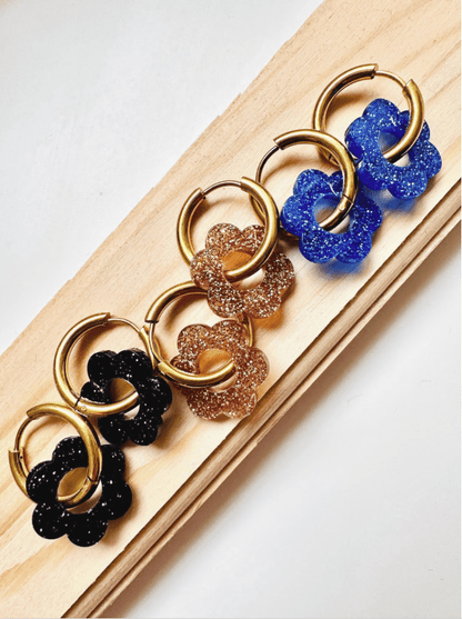 Boucles d’oreilles LAURETTE – Créoles fleurs interchangeables et personnalisables - Camilmari Bijoux - Créoles dorées avec une paire de pampilles fleurs